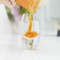 Voedingssupplement Altrient C wordt in glas gegoten